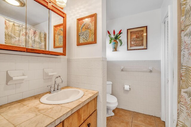 17166 W Wahoo Ln, Sugarloaf, FL 33042 - full bathroom featuring vanity, tile patterned floors, a wainscoted wall, and tile walls