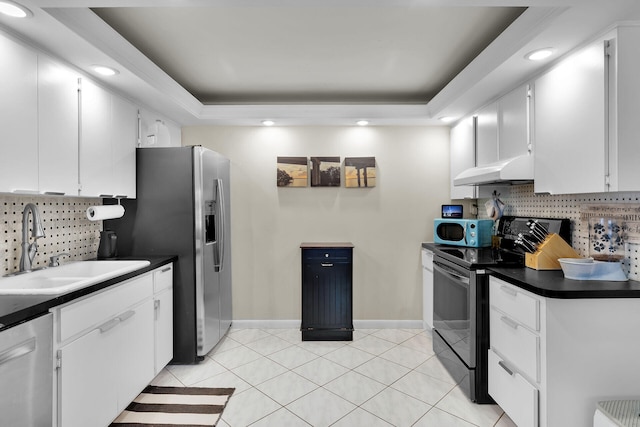 577 Boyd Dr, Key Largo, FL 33037 - kitchen with stainless steel appliances, under cabinet range hood, dark countertops, a sink, and backsplash