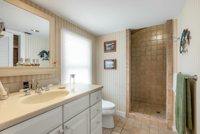 full bath with tile patterned flooring, tiled shower, toilet, and wallpapered walls