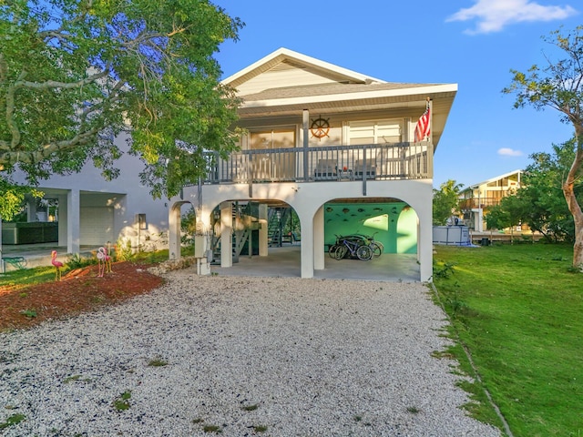 view of front facade featuring a carport and a front lawn