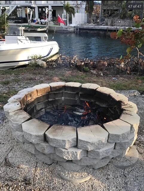 view of yard featuring a fire pit