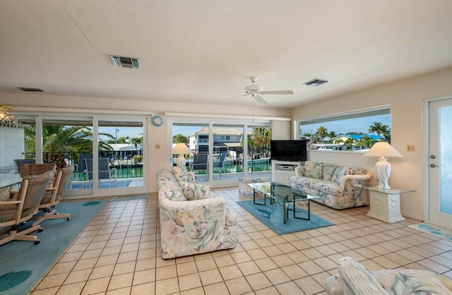 sunroom with ceiling fan