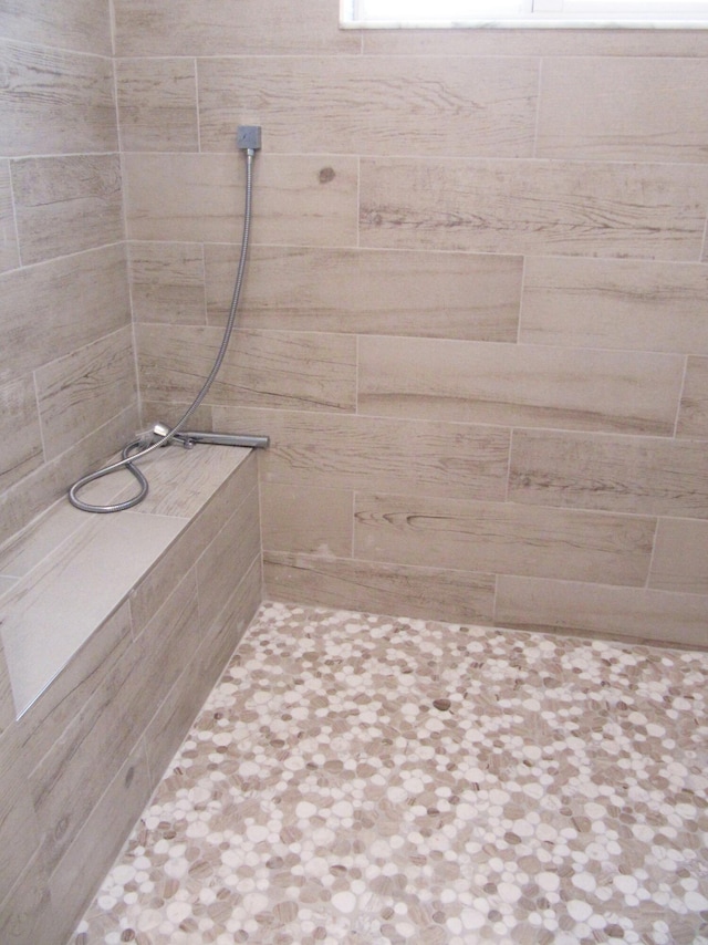 bathroom featuring tiled shower