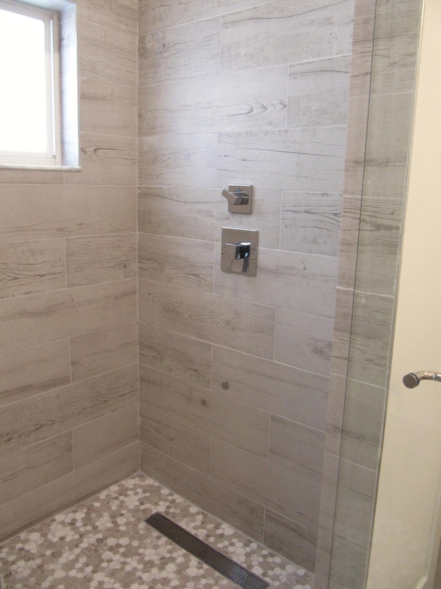 bathroom featuring tiled shower