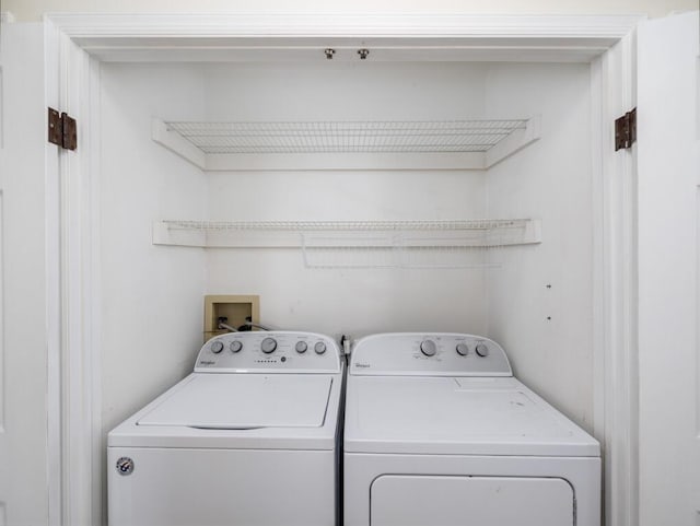 washroom featuring washing machine and clothes dryer