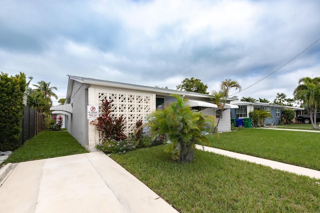 ranch-style house featuring a front yard