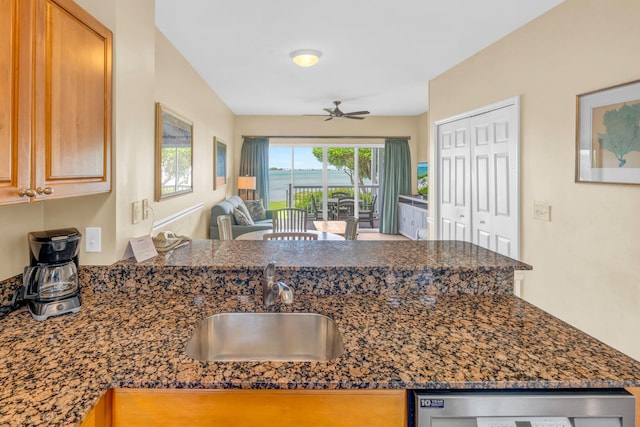 kitchen with sink, kitchen peninsula, and ceiling fan