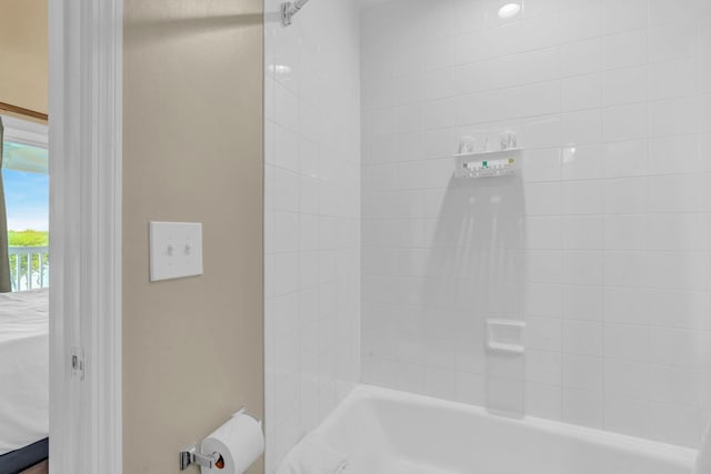 bathroom featuring tiled shower / bath combo