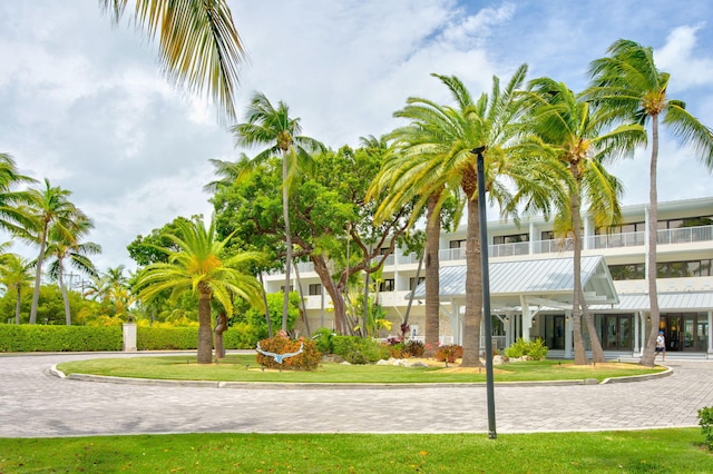 view of home's community featuring a lawn