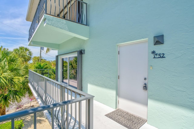 12690 Overseas Hwy Unit 52, Marathon, FL 33050 - property entrance with a balcony and stucco siding