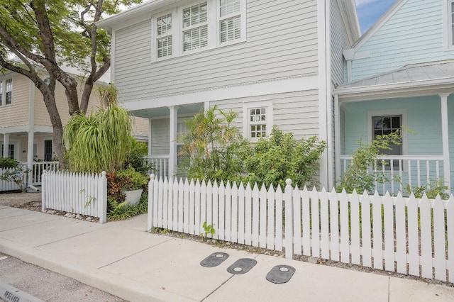 view of front of home featuring covered porch and a fenced front yard