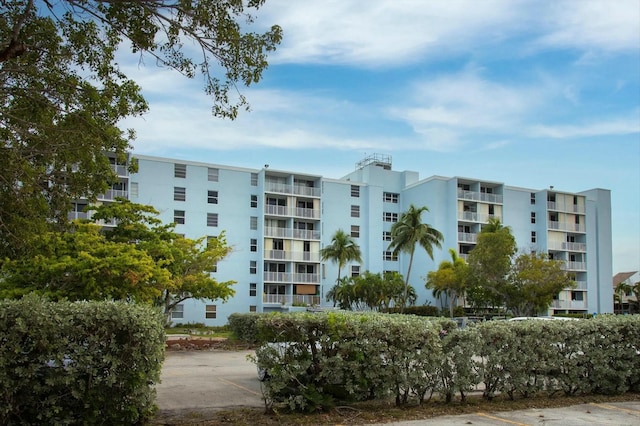 view of apartment building / complex