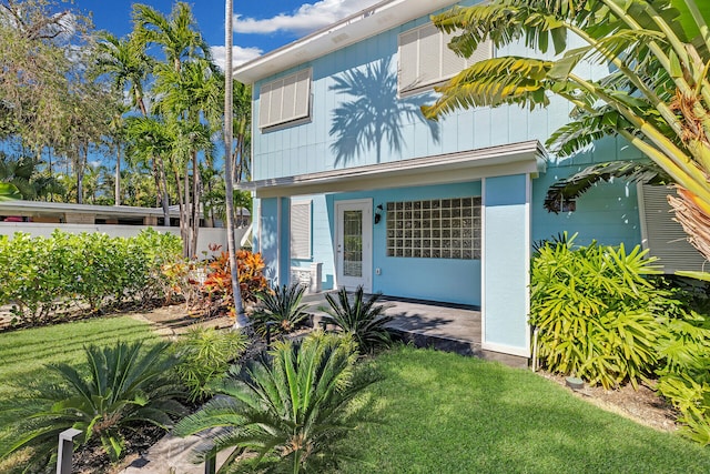 view of front facade featuring a front yard