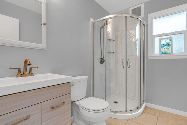 bedroom featuring ornamental molding, a closet, and ceiling fan