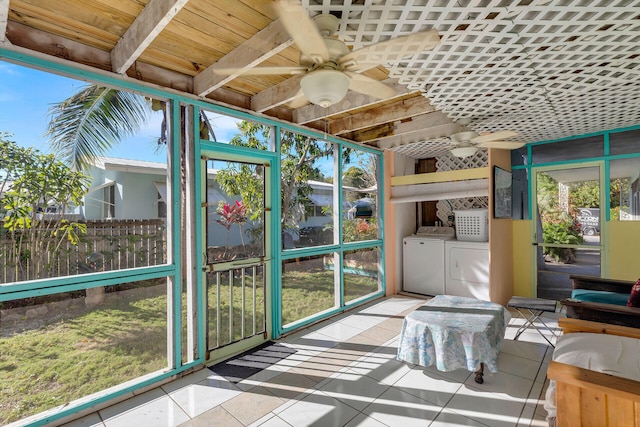 sunroom / solarium featuring washing machine and clothes dryer and a ceiling fan