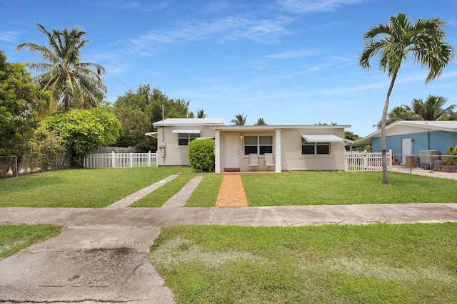 view of front of property featuring a front lawn