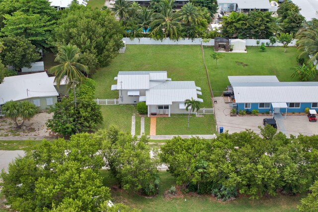 view of front of property featuring a front lawn