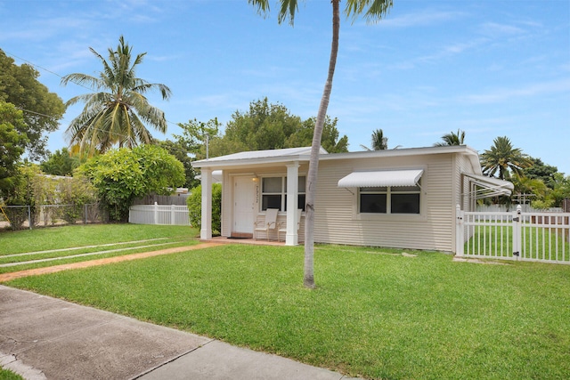 view of front of property featuring a front yard