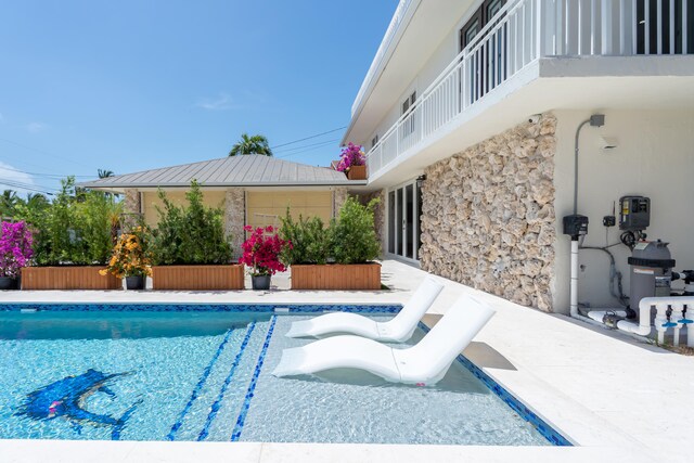 view of swimming pool