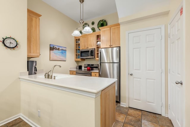 kitchen with stainless steel appliances, decorative light fixtures, sink, and kitchen peninsula