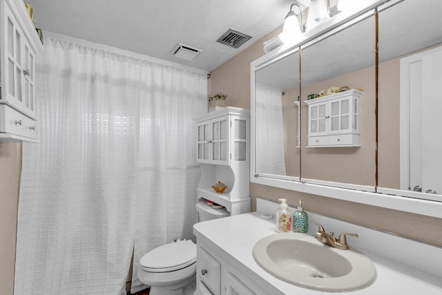 full bath featuring toilet, visible vents, a shower with shower curtain, and vanity