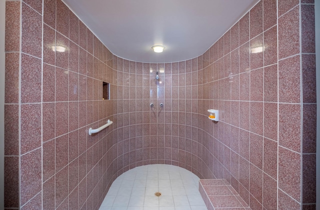 full bathroom featuring tiled shower