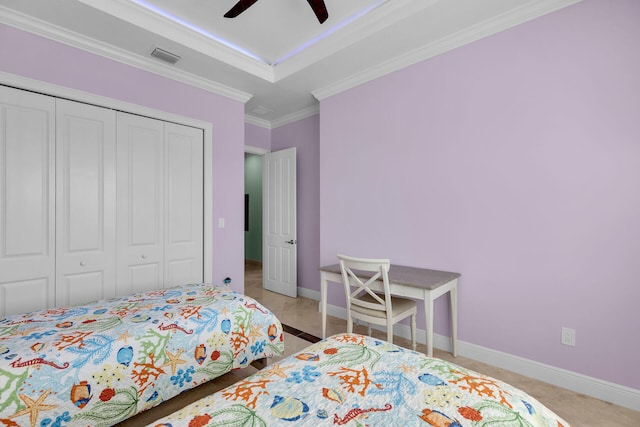 bedroom featuring ceiling fan, crown molding, a closet, and a raised ceiling