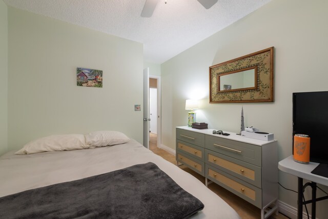 bedroom featuring ceiling fan and a textured ceiling