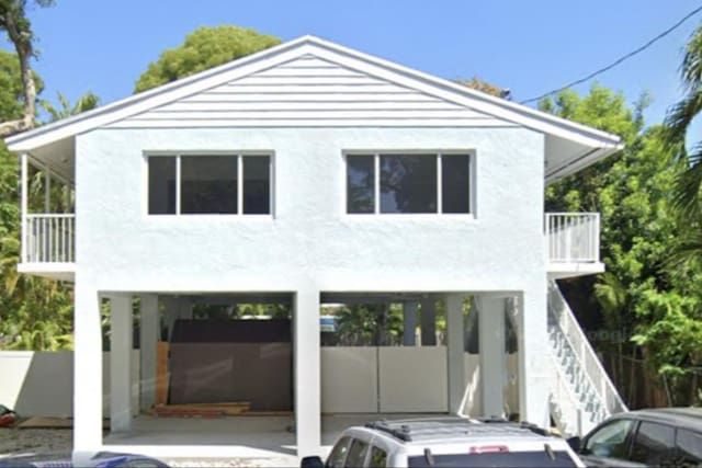 view of front of house with a balcony