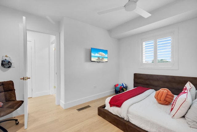 bedroom featuring visible vents, a ceiling fan, light wood-style flooring, and baseboards