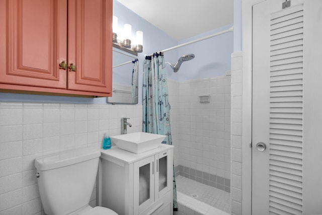 bathroom with tile walls, sink, a shower with curtain, and toilet