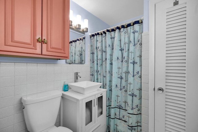 bathroom featuring a shower with curtain, vanity, toilet, and tile walls