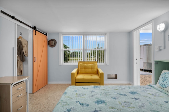 bedroom featuring a barn door