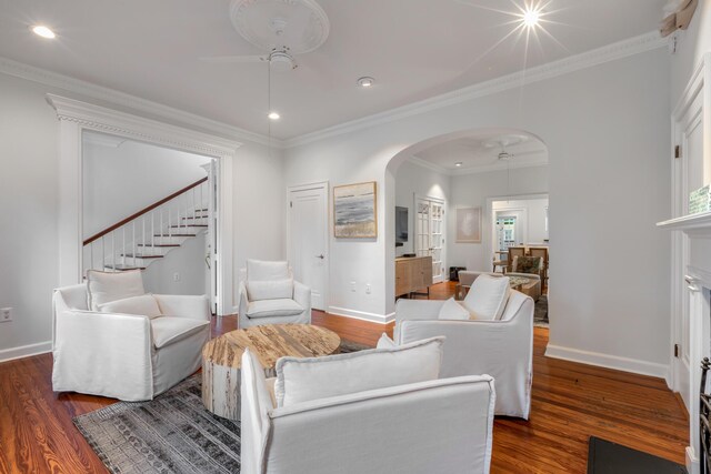 living room with dark wood-type flooring and ceiling fan