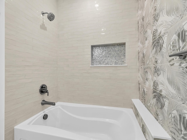 bathroom with tiled shower / bath combo