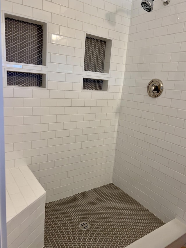 bathroom featuring a tile shower