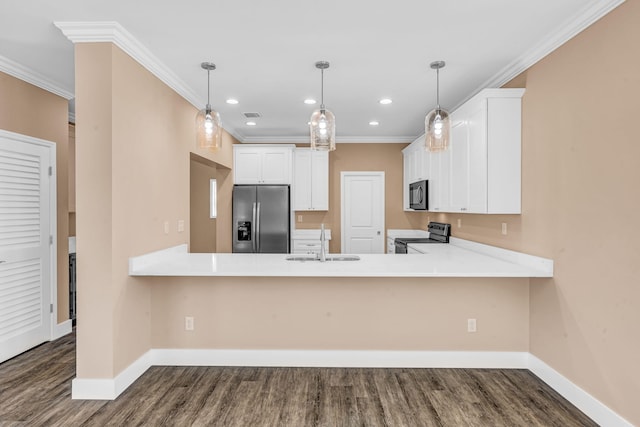 kitchen featuring appliances with stainless steel finishes, crown molding, a sink, and a peninsula