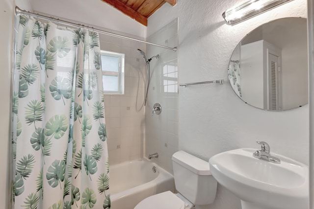 462 Sunset Dr, Key Largo, FL 33037 - full bath featuring a sink, toilet, shower / tub combo, vaulted ceiling, and a textured wall