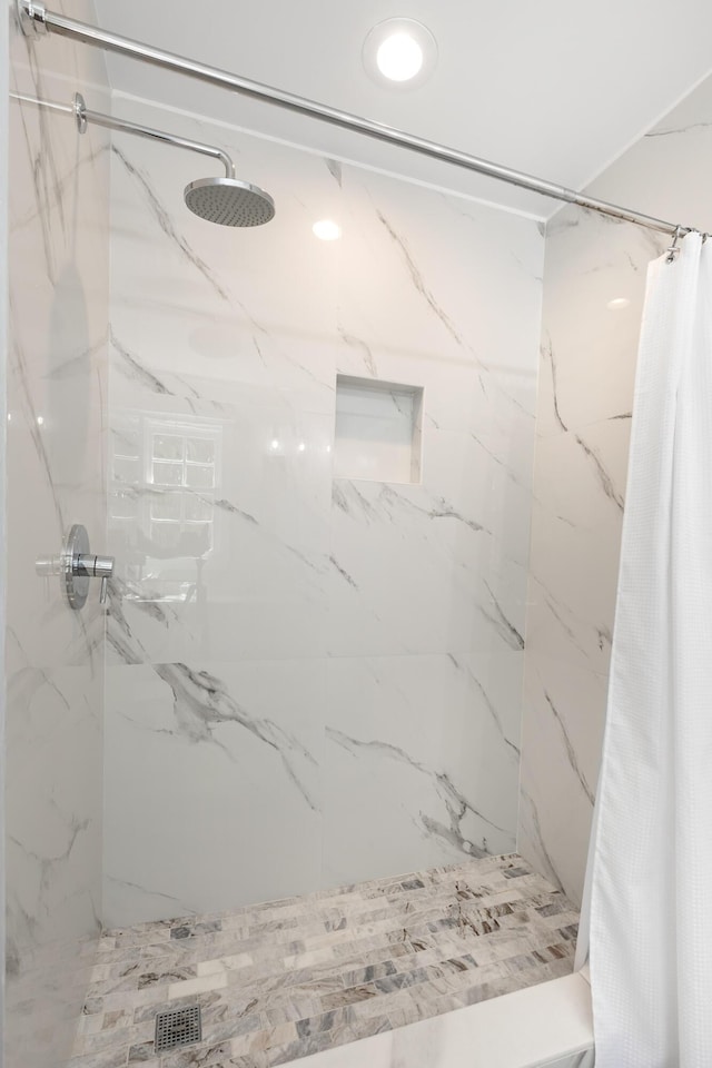 bathroom featuring a shower with shower curtain