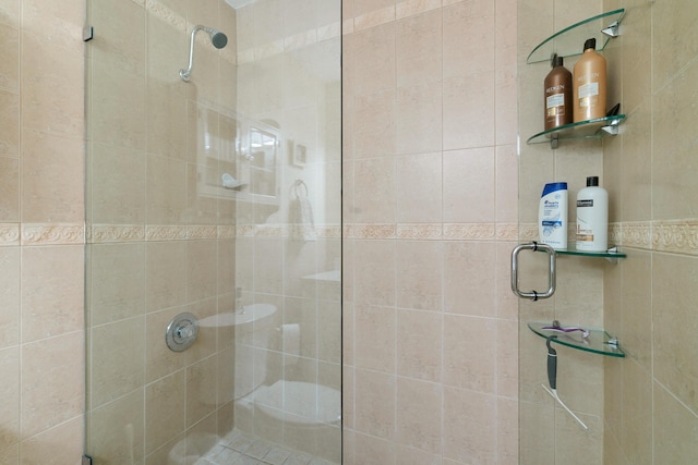 bathroom featuring a tile shower