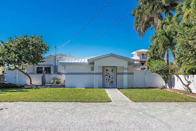 view of front of house featuring a front lawn