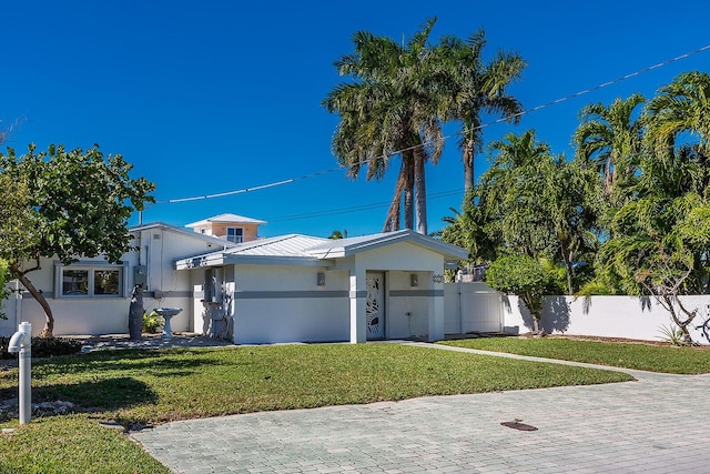 view of front of home featuring a front lawn