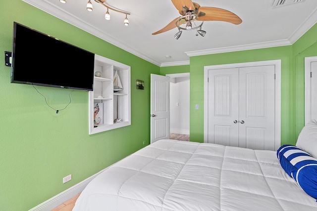 bedroom featuring crown molding, a closet, and ceiling fan