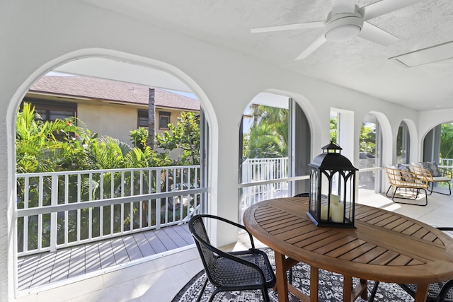 sunroom with ceiling fan