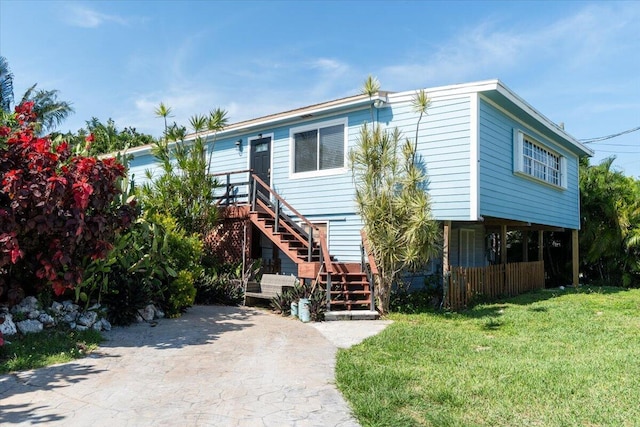 view of front of home featuring a front yard