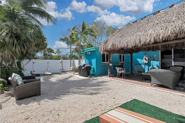 view of yard featuring outdoor lounge area and a patio area