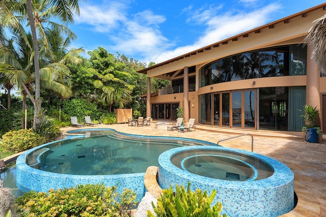 view of pool with an in ground hot tub and a patio area