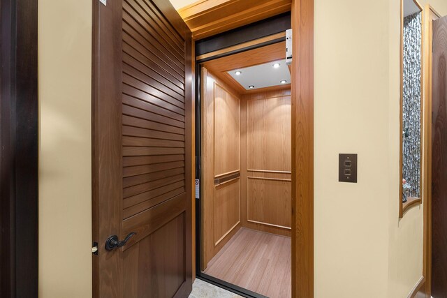 room details with elevator