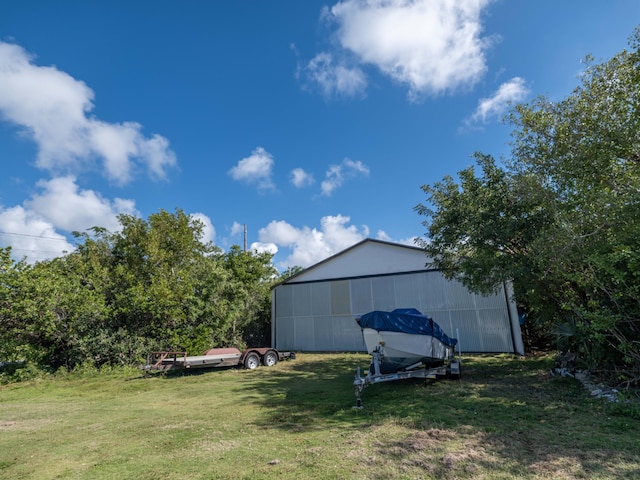 view of yard with an outdoor structure