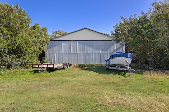 view of yard with an outbuilding